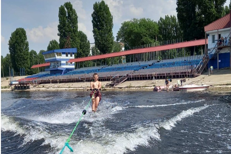 Встретили день молодежи на воде