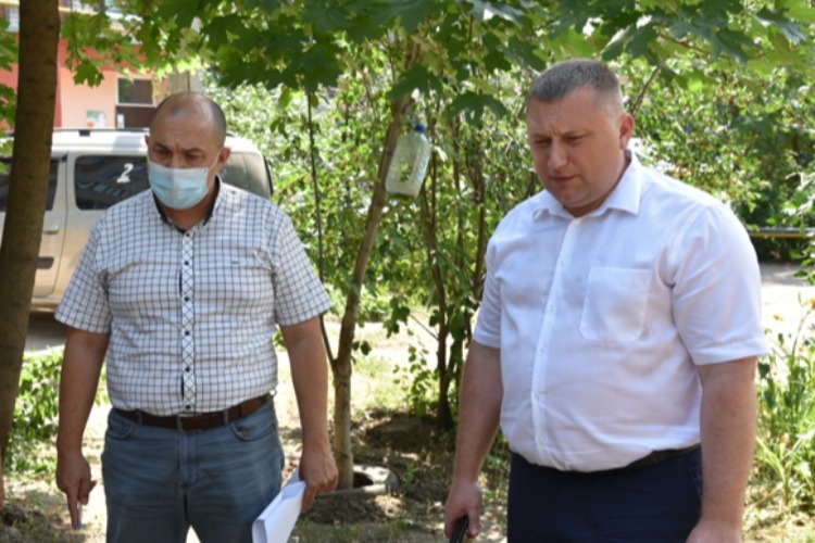 Сергей Грачев осмотрел ракушки в балаковских песочницах