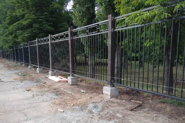 В городском парке устанавливают забор по 8501 рубль за метр