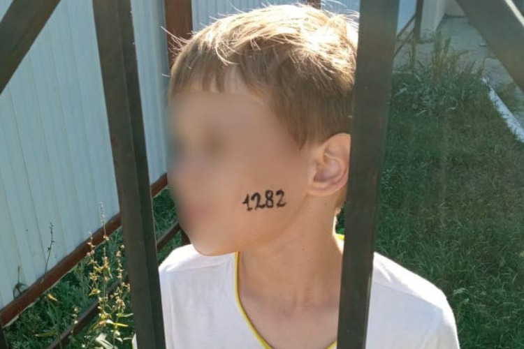Досуг мальчиков в “Синей птице“: пронумерованные лица и накрашенные ногти