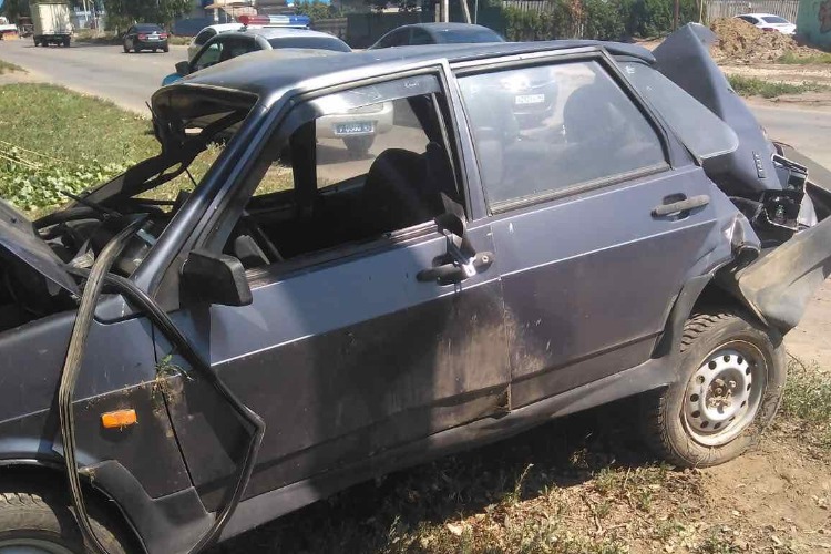 В Балаково после столкновения с деревом пострадала пассажирка Лады