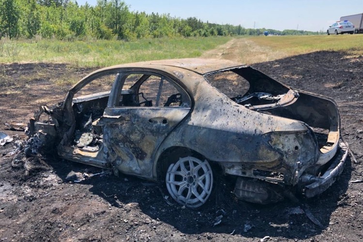 В ДТП на трассе легковой Mercedes протаранил два грузовика и сгорел вместе с водителем