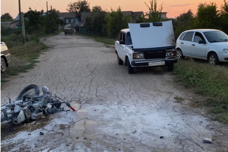 В селе под Балаковом получил травмы сбитый Жигулями юный байкер