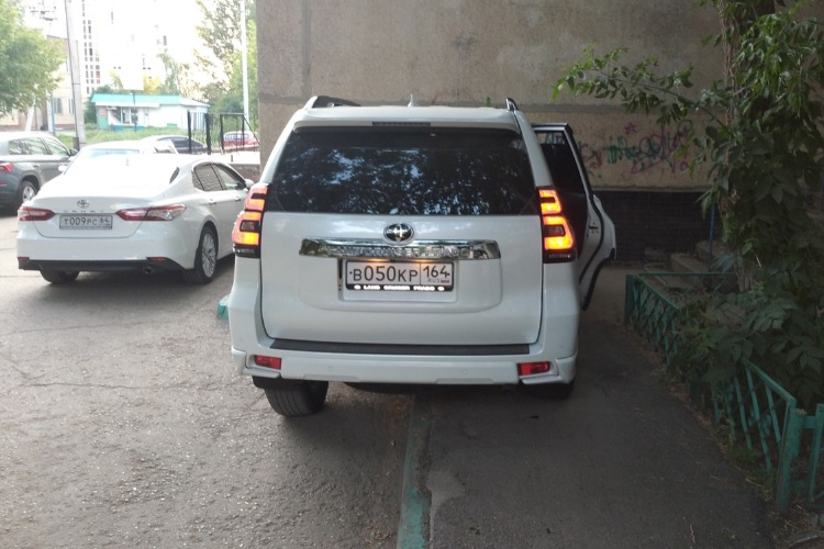 Паркуюсь, где хочу! Автохамы ставят Прадо