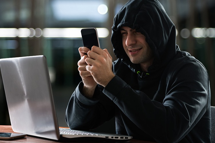 В мечтах о баснословных компенсациях пенсионер отдал мошеннику 593 тысячи