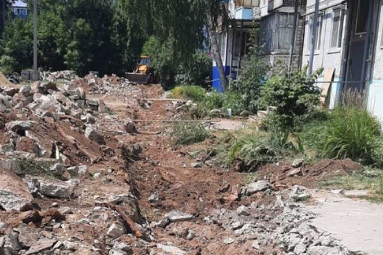 Балаковцы поблагодарили Сергея Грачева за “благоустройство“. Двор выглядит хуже, чем после бомбежки