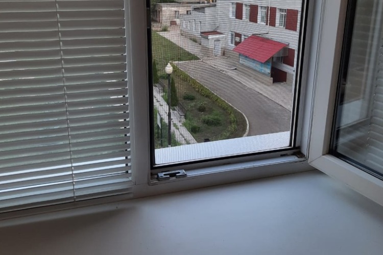 Читатели Sutynews: В Балаково больничная печка чадит в окна роддома