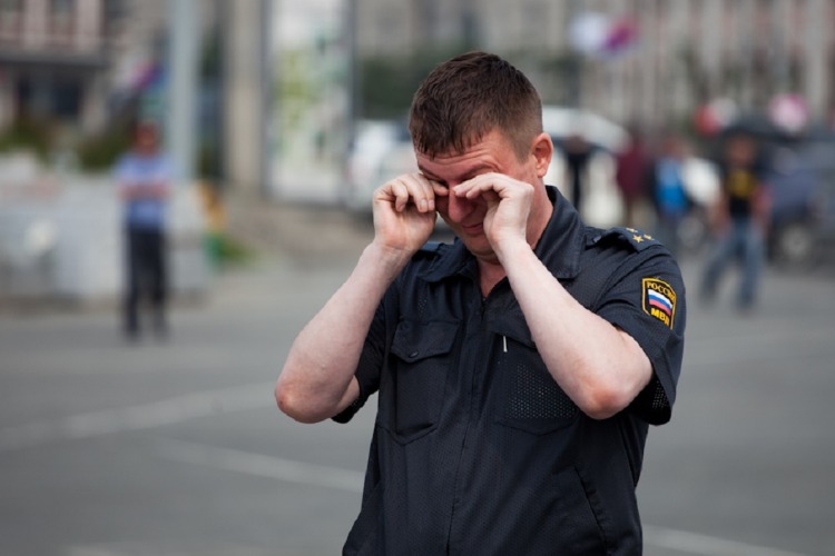 В День Победы пьяный молодой человек избил полицейского
