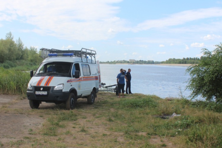 Спасатели продолжают искать тело упавшей с моста Победы в Балаково