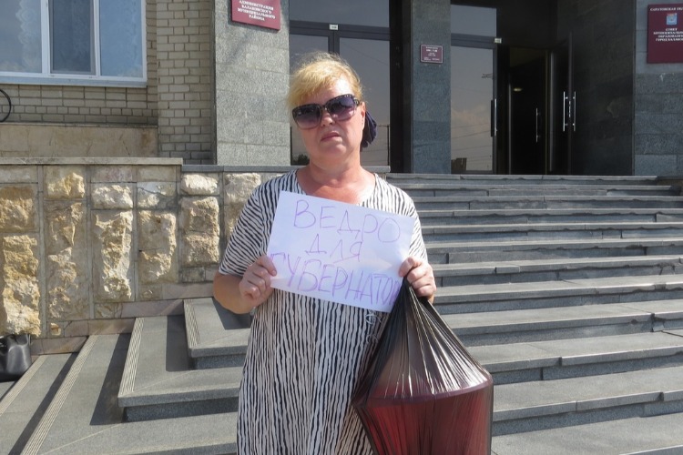 Ведро для губернатора. Надежда Познякова первой принесла ведро на ступеньки к Трнавской, 12