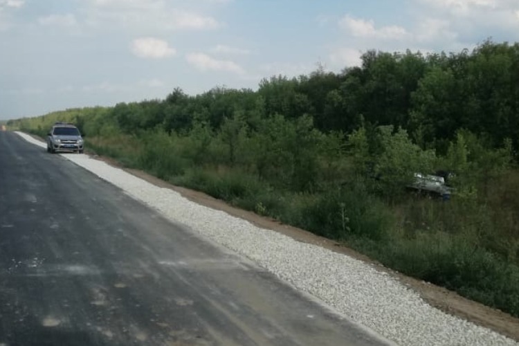 Под Балаковом пенсионер на Тойоте улетел в кювет. Пострадал его пассажир
