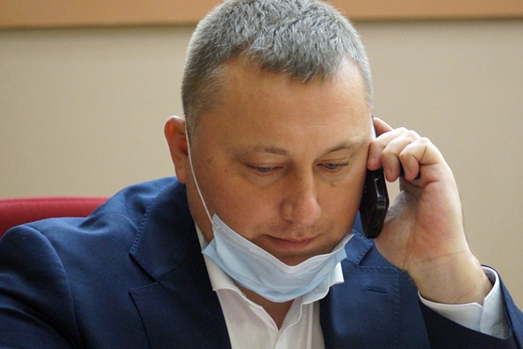 А он траву во дворах косит? Глава района вызывает на ковер Павла Соловьева