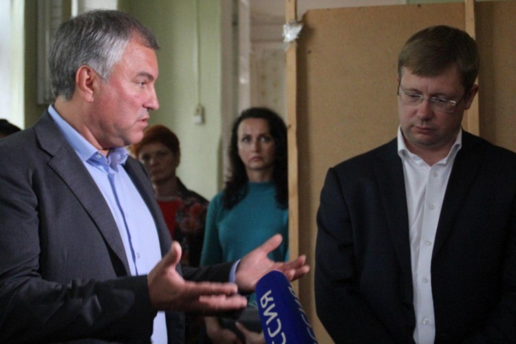 С должности снять и больше не брать на работу никуда. Вячеслав Володин потребовал уволить непотопляемого Дениса Фадеева