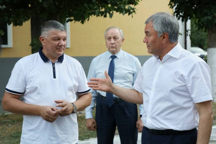 После жесткой критики Вячеслава Володина посыпались главы на Вольской стороне