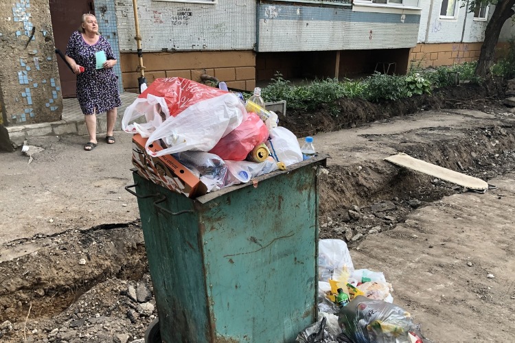 Мусорные страдания в 5 микрорайоне. Одни роют траншеи, другие не вывозят мусор