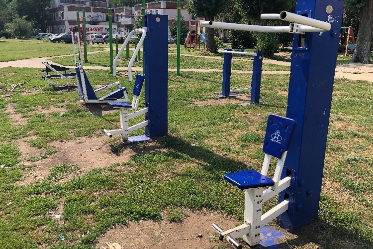 В Балаково жители просят депутата отремонтировать опасные тренажеры во дворе