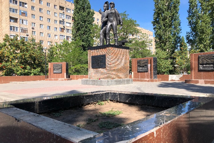 Мы гордились ночным заревом над городом... День строителя — праздник со слезами на глазах