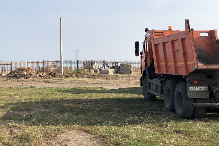 Сами в шоке! Строительство на Судоходном канале ведется без ведома администрации района
