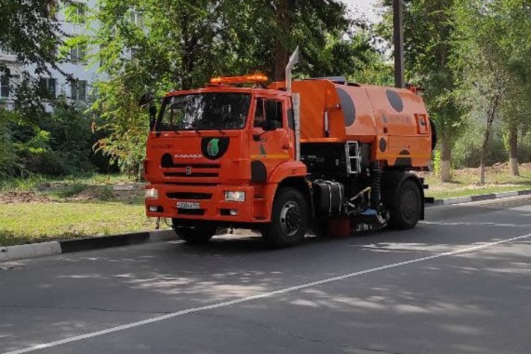 На улицы Балаково вышла новая коммунальная техника