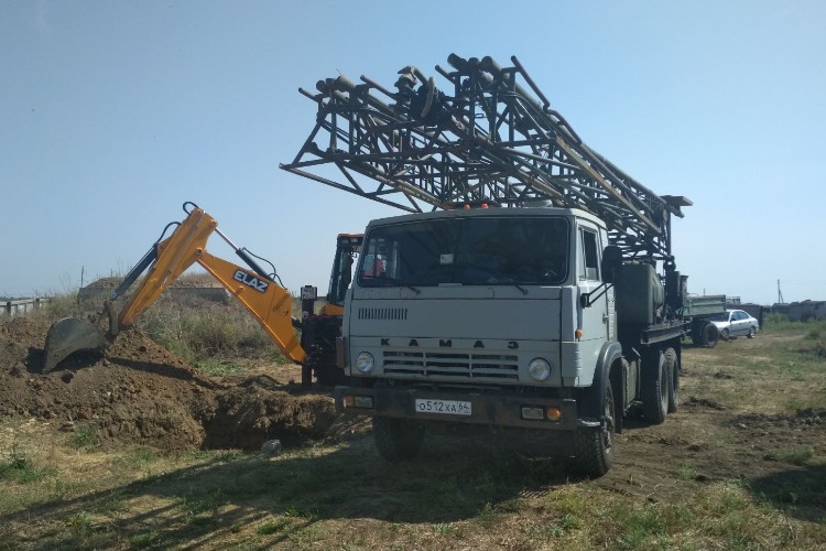 В селе под Балаковом начали бурить новую скважину