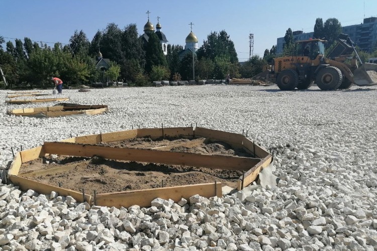 В Центральном парке Балаково приступили к укладке щебня под пешеходные дорожки