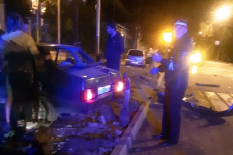 В Балаково четыре женщины пострадали от удара Лады в столб