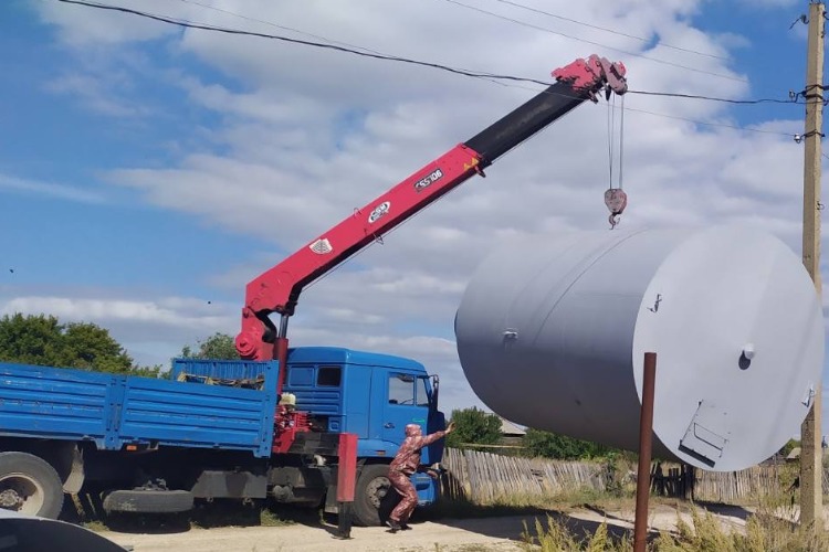 В Маянгу привезли ещё одну водонапорную башню
