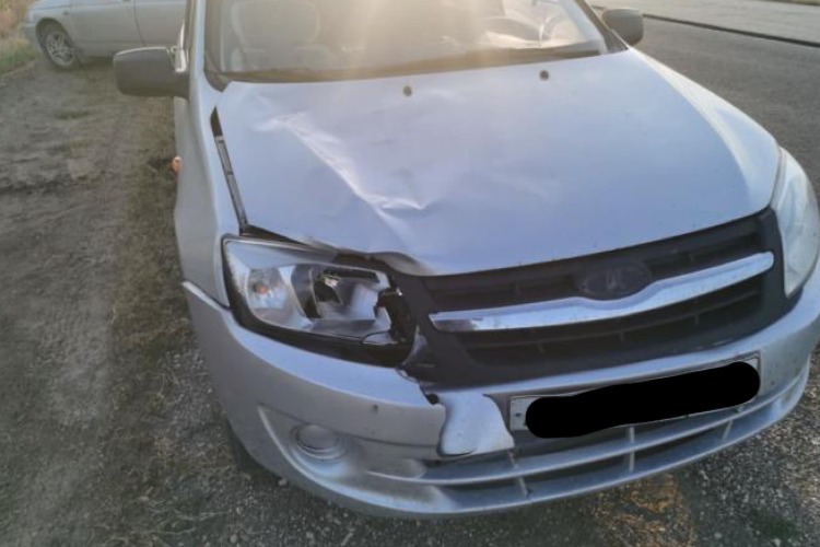 Под Балаковом автоледи на Гранте сбила дорожного рабочего