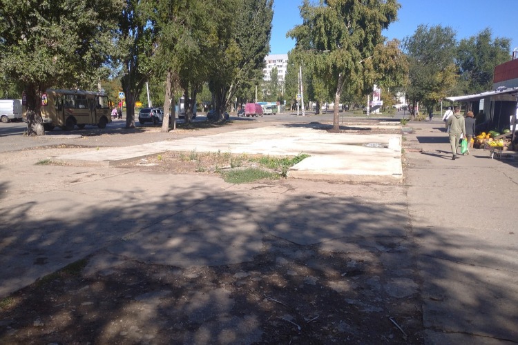 Жители Балаково жалуются на свалку на месте снесенных ларьков на Степной