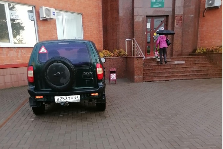 Паркуюсь, где хочу! Автохам едва не залез в Балаково-банк