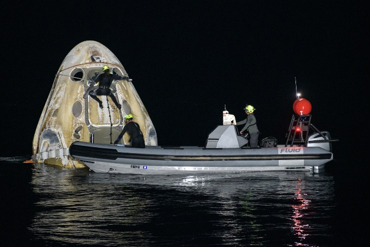 Что случилось этой ночью. Корабль SpaceX с коммерческим экипажем приводнился в Атлантике