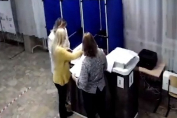 В Балаково после закрытия участка члены комиссии вводили бюллетени в КОИБ