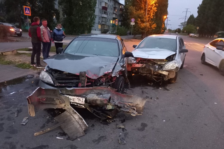 В Балаково в столкновении двух иномарок пострадала двухлетняя девочка