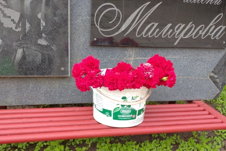 Цветы в майонезном ведре, сорняки и выпивохи. Во что превратился парк Малярова?