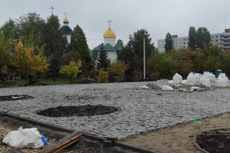 В парке “Центральный“ взялись укладывать гранитную брусчатку