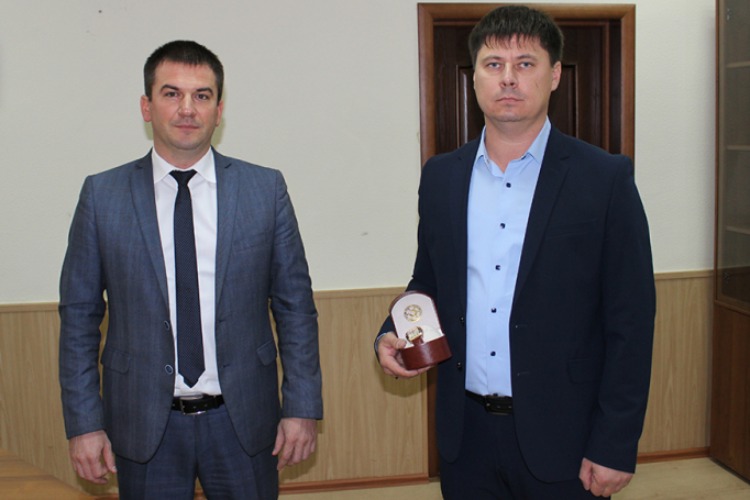 За раскрытие зверского убийства сотрудники УГРО Балакова награждены наручными часами