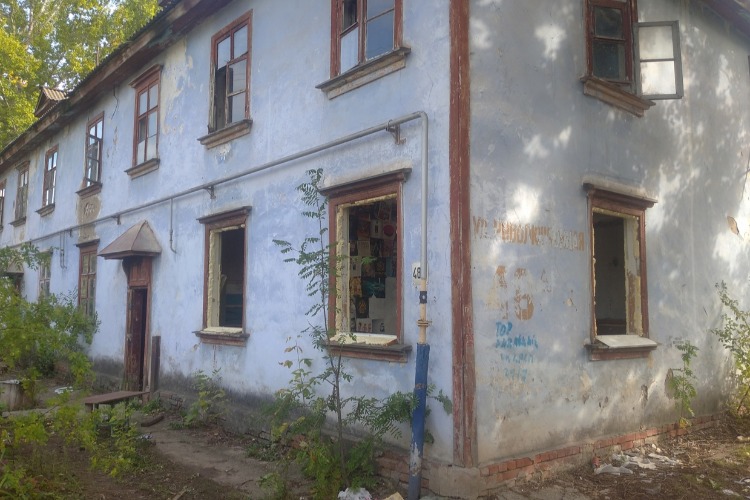 В Балаково жителям приходится самостоятельно защищать от пожаров расселенные дома