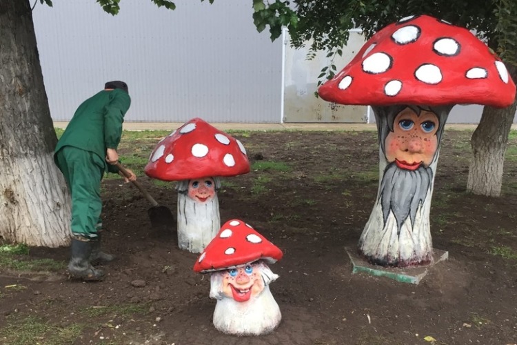Малолетние хулиганы поломали декоративные мухоморы в детском парке Балаково