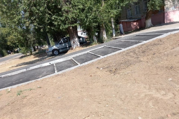 Нелепую лестницу у детской поликлиники переделают за счет подрядчика