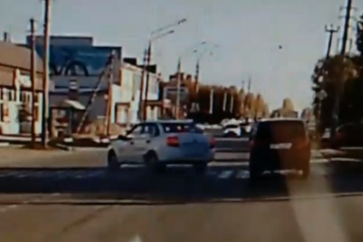 В Балаково учебный Логан сбил девушку на пешеходном переходе. Видео