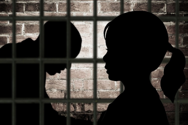 Родной отец 3 года насиловал собственную малолетнюю дочку. Приговор суда