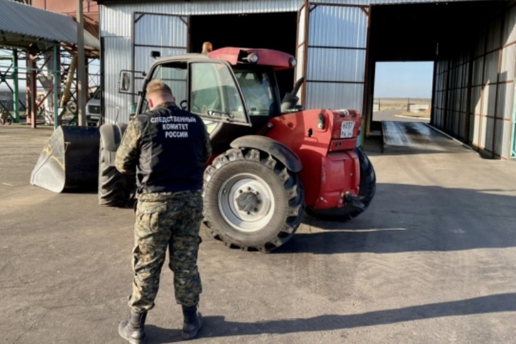 Под Балаковом тракторист насмерть задавил мужчину