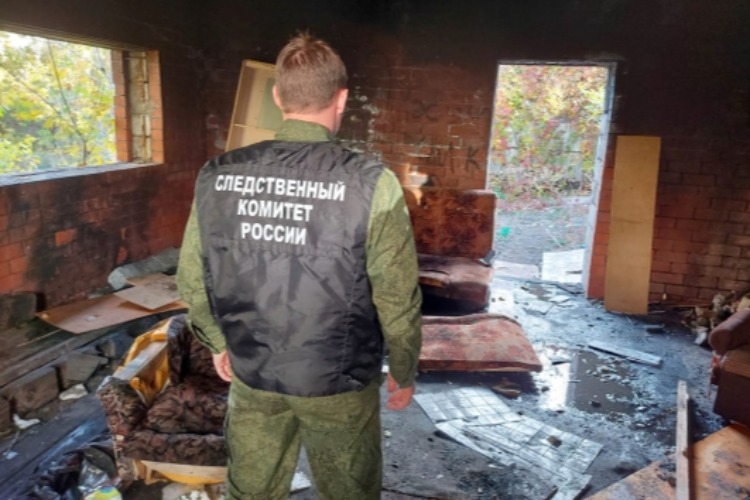 В сгоревшей пристройке погиб пожилой мужчина