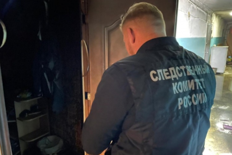 На пожаре в Балаково погиб хозяин квартиры. Его приятель госпитализирован без сознания