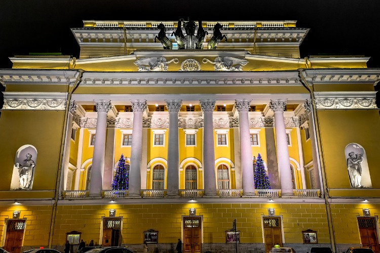 Что случилось этой ночью. В Петербурге введут QR-коды для посещения театров и предприятий общепита