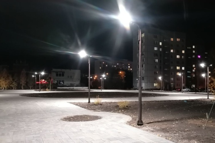 В “Школьном“ сквере засияли фонари