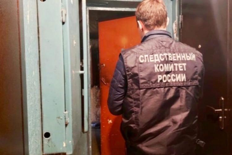 В Балаково спасатели после вскрытия двери обнаружили труп мужчины