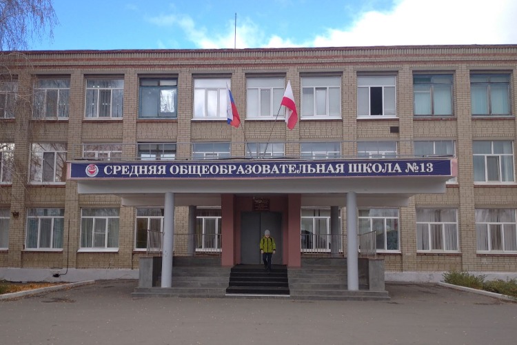 В Балаково мужчина с винтовкой вошел в школу