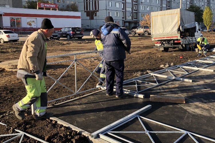 Тротуар по улице Братьев Захаровых начали ограждать
