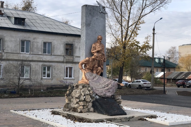 У памятника борцам революции высадили берёзки и рябины